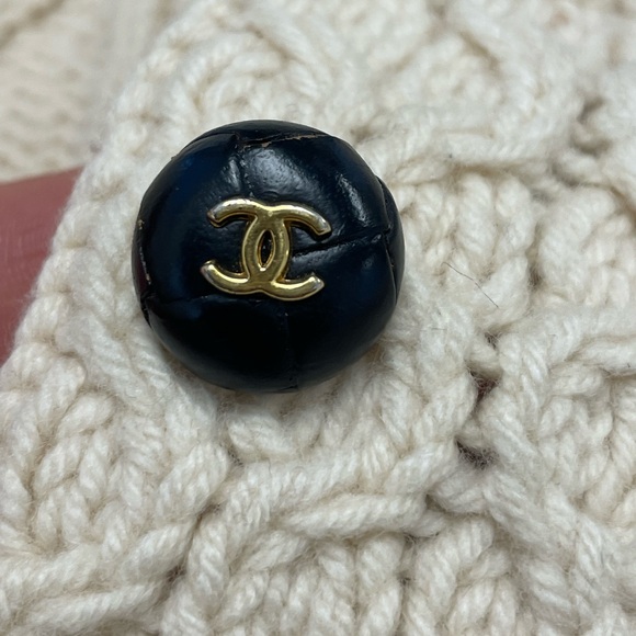 Vintage CHANEL Pure Wool Cable-Knit CC Button Beige Cropped Cardigan Sweater 38 - Picture 13 of 16